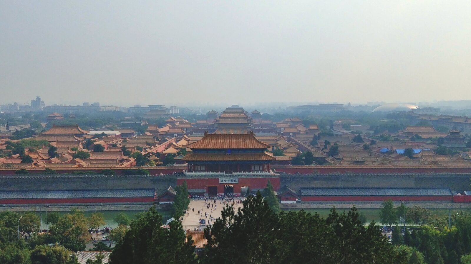 Widok na Zakazane Miasto ze wzgórza w parku Jingshan. Żółte dachy pałaców to symbol cesarskiej władzy.