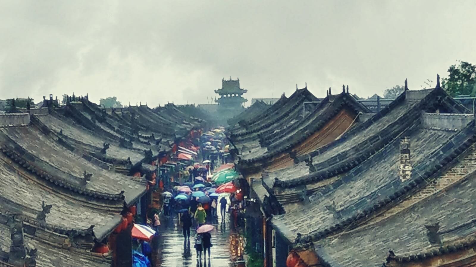 Widok na dachy starożytnego miasta Pingyao w Chinach.