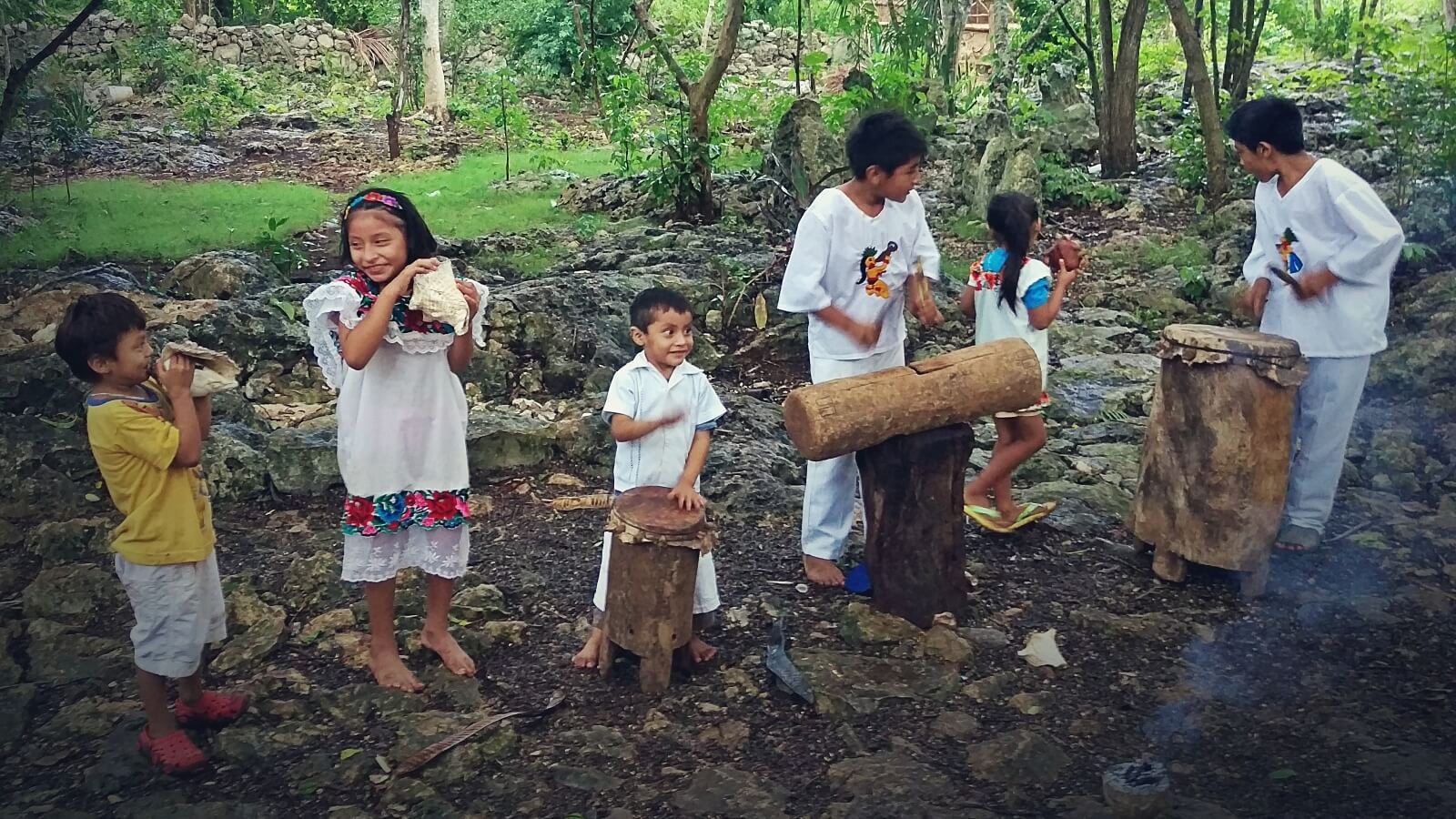 Potomkowie Majów grają tradycyjną muzykę na ludowych instrumentach.
