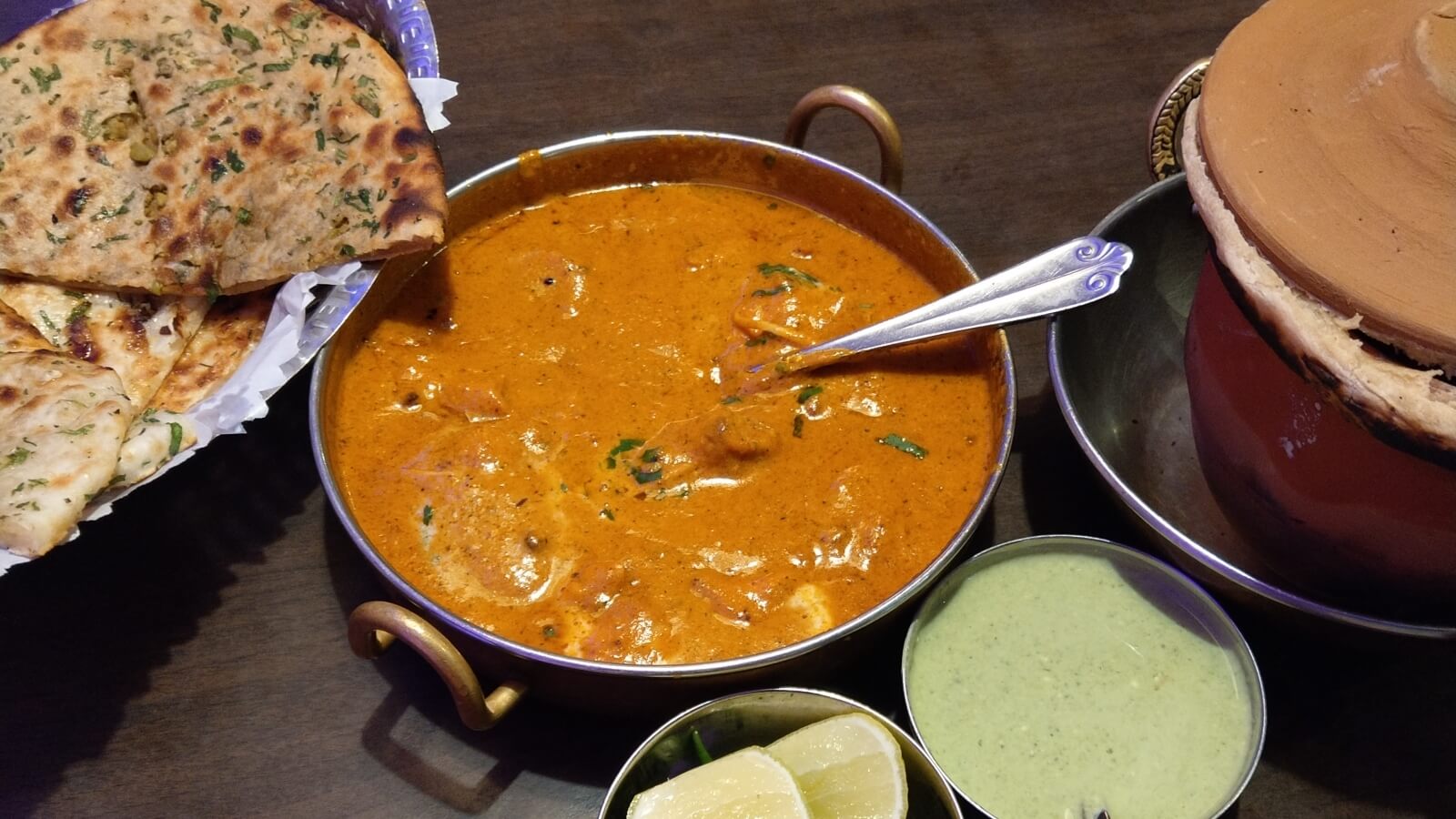 Maślany kurczak po indyjsku.