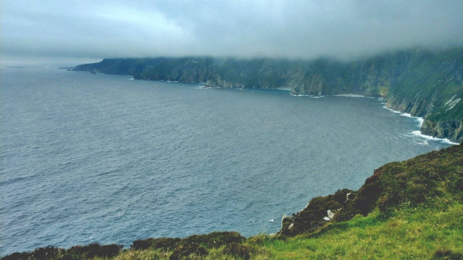 Zamglone klify w hrabstwie Donegal.