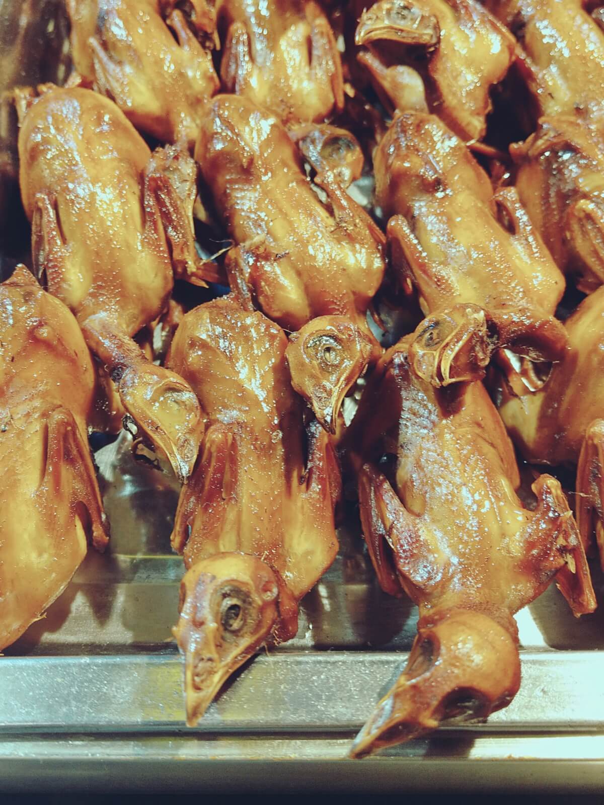 Smażone kurczaki na chińskim targu.
