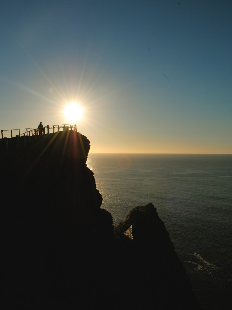 Zachód słońca nad oceanem w Kerry.
