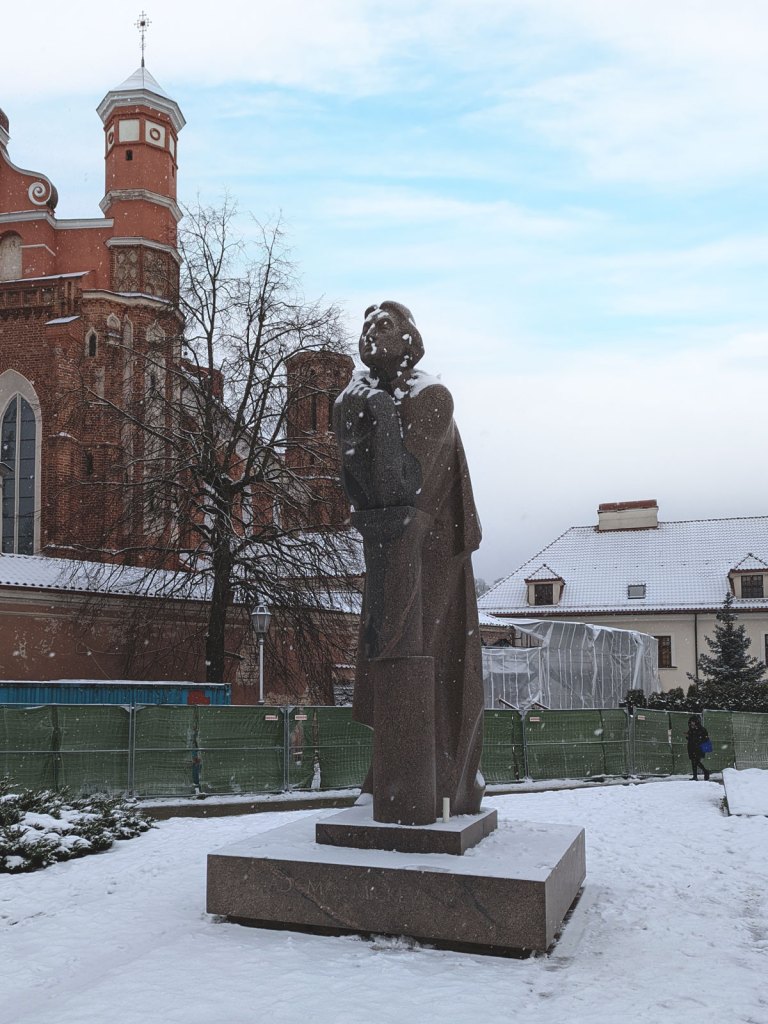 Pomnik Adama Mickiewicz w Wilnie na Litwie.